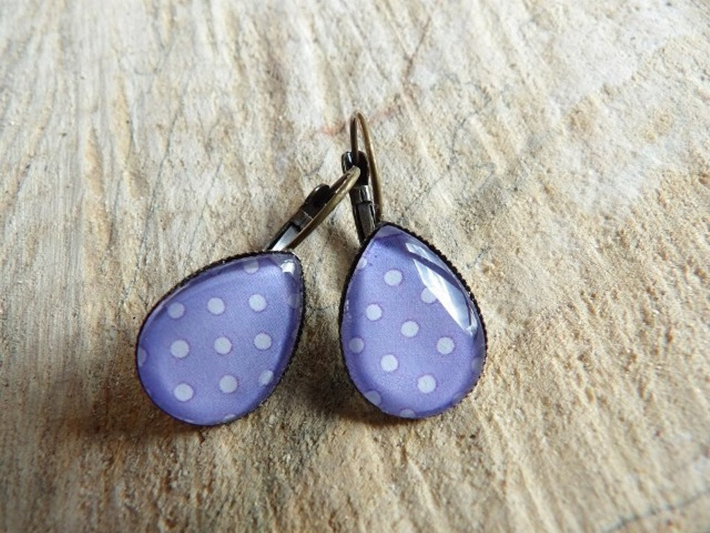 Boucles d'oreilles dormeuses gouttes 13x18mm - Bronze - pois blanc fond mauve