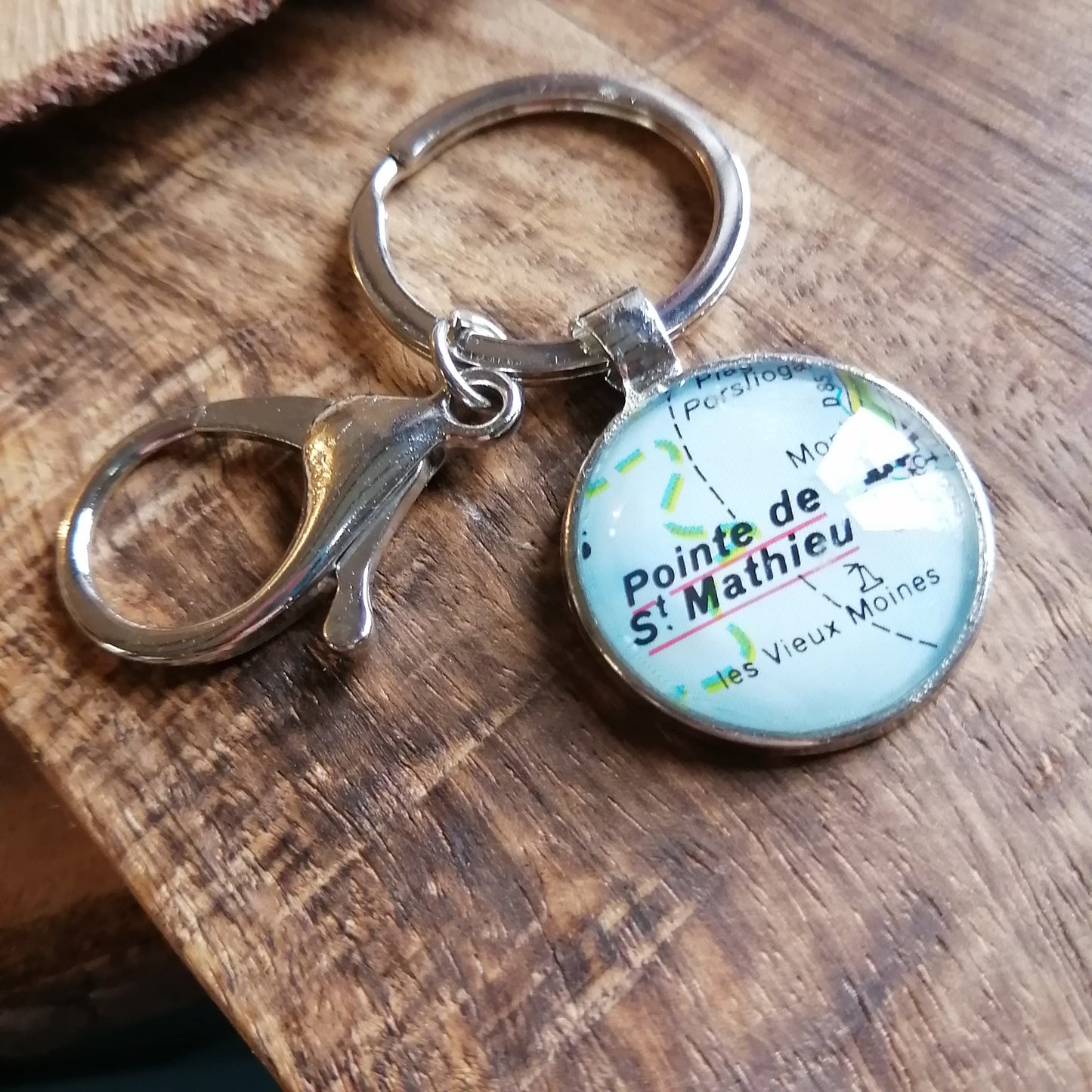 Porte-clefs cabochon 25mm - Recyclage carte routière - Pointe de Saint Mathieu (29)