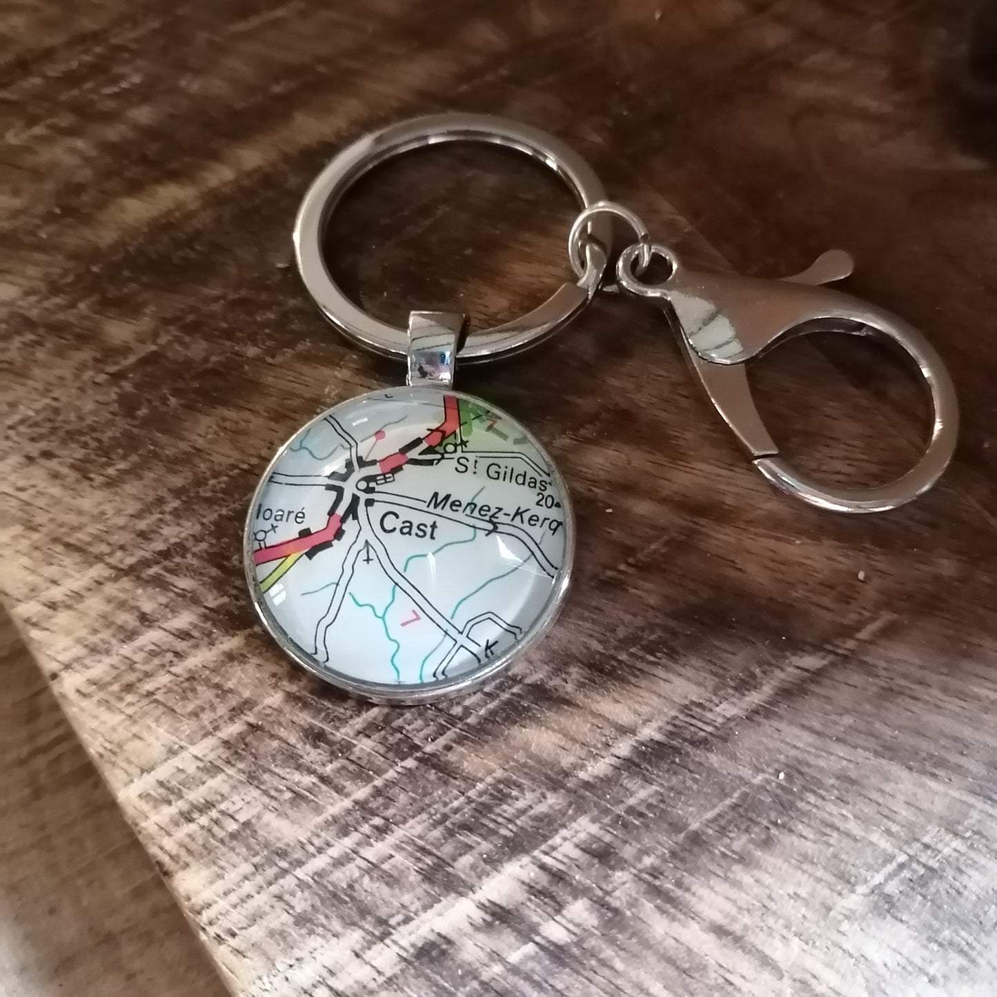Porte-clefs cabochon 25mm - Recyclage carte routière - Cast (29)