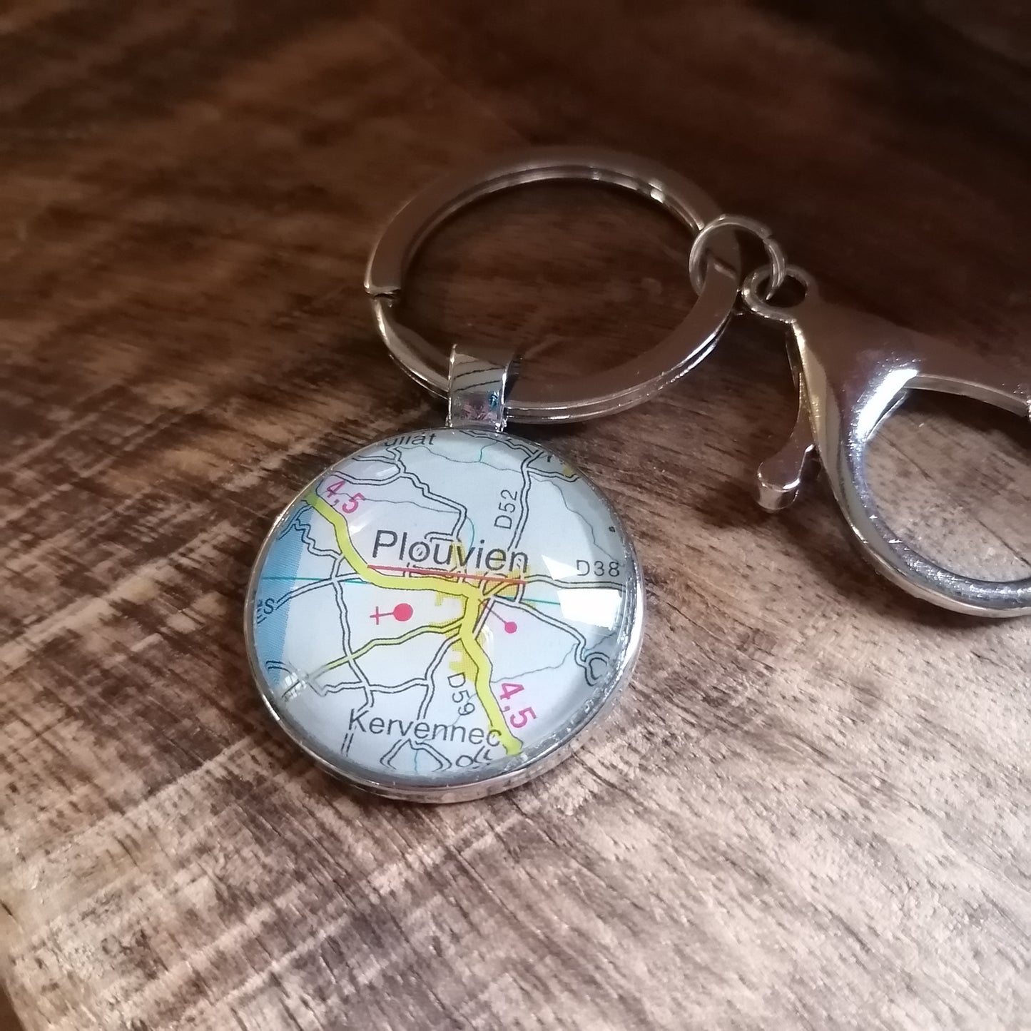 Porte-clefs cabochon 25mm - Recyclage carte routière - Plouvien (29)