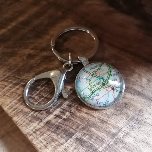 Porte-clefs cabochon 25mm - Recyclage carte routière - Locronan, Plonévez Porzay, Kerlaz (29)