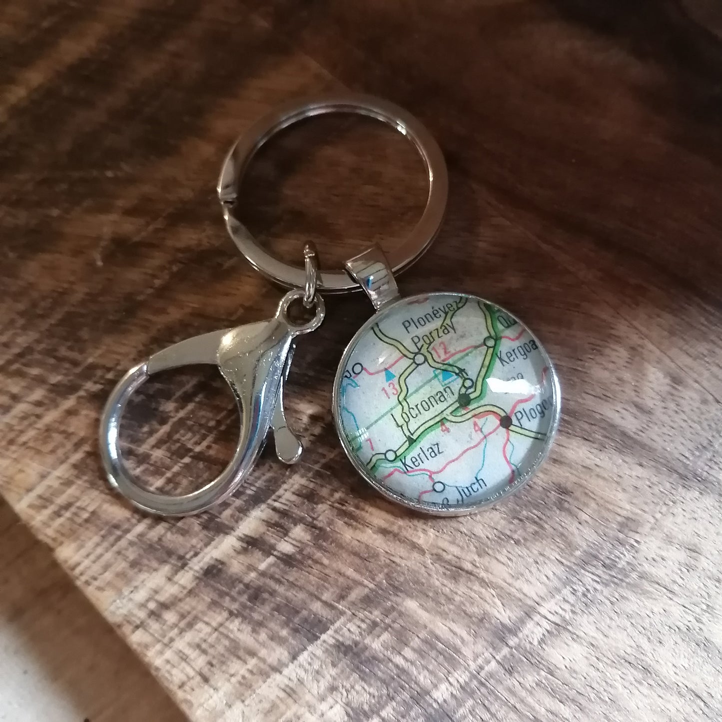 Porte-clefs cabochon 25mm - Recyclage carte routière - Locronan, Plonévez Porzay, Kerlaz (29)
