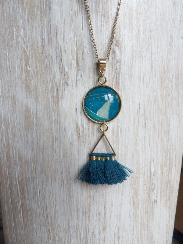 Collier cabochon doré , papier japonais bleu et doré + pompons bleus