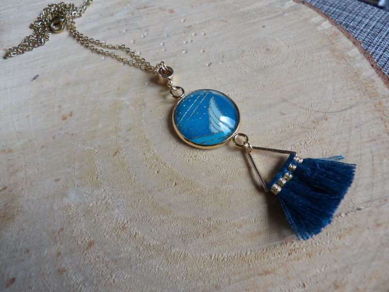 Collier cabochon doré , papier japonais bleu et doré + pompons bleus
