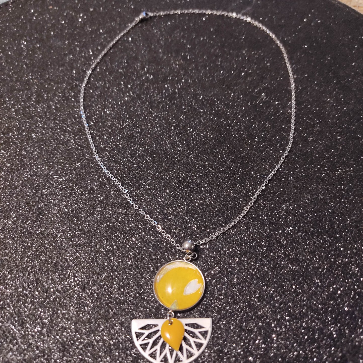 Collier avec sautoir cabochon 20mm en métal argenté - Papier japonais floral couleur moutarde