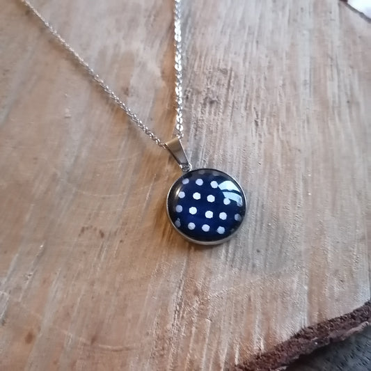 Collier avec sautoir cabochon 18mm - Acier inoxydable - pois blancs, fond bleu marine