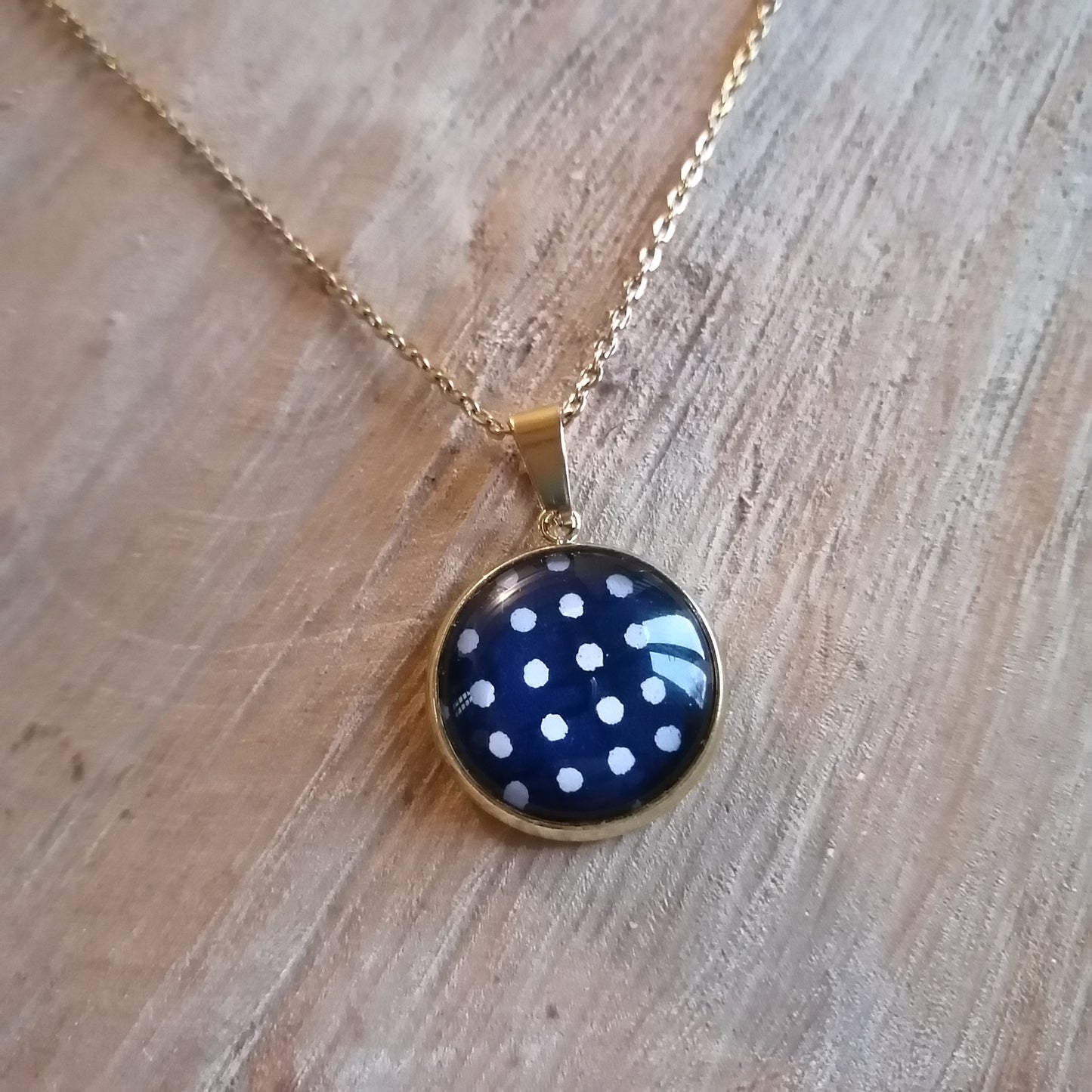 Collier avec sautoir cabochon 18mm - Acier inoxydable doré - pois blancs, fond bleu marine