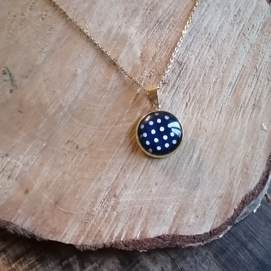 Collier avec sautoir cabochon 18mm - Acier inoxydable doré - pois blancs, fond bleu marine