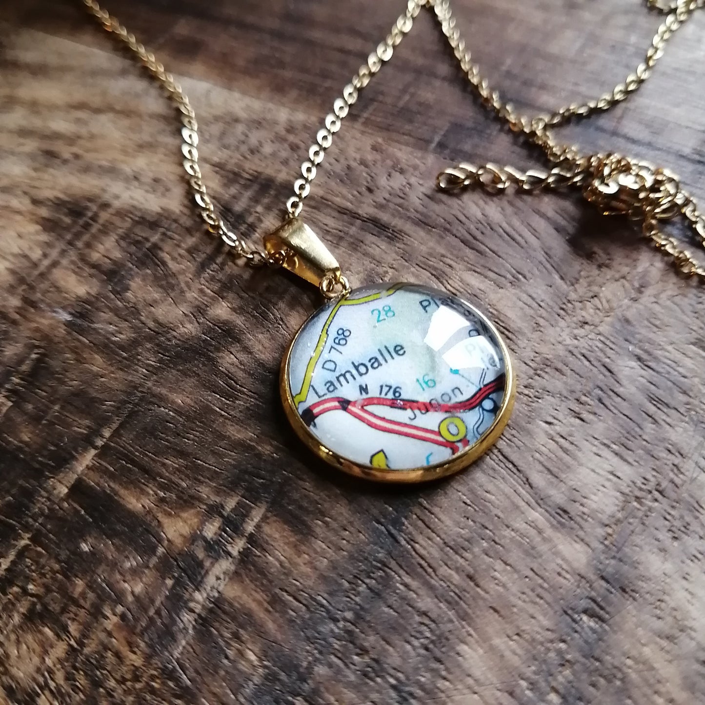 Collier avec sautoir cabochon 20mm - Recyclage carte routière Lamballe (22) - Acier inoxydable doré