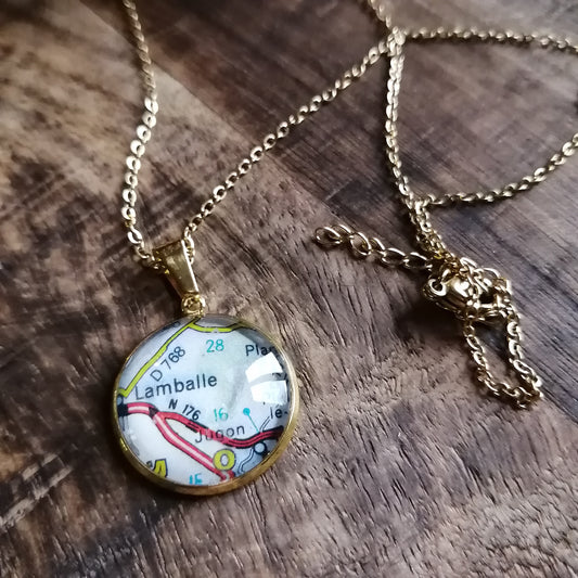 Collier avec sautoir cabochon 20mm - Recyclage carte routière Lamballe (22) - Acier inoxydable doré