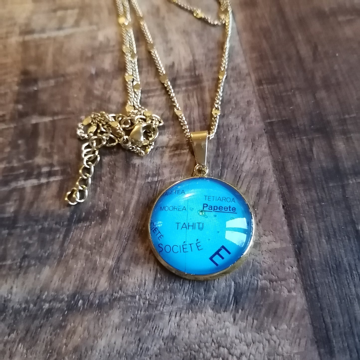 Collier avec sautoir cabochon 20mm - Recyclage carte routière Tahiti, Moorea, Tetiaroa (987) - Acier inoxydable doré