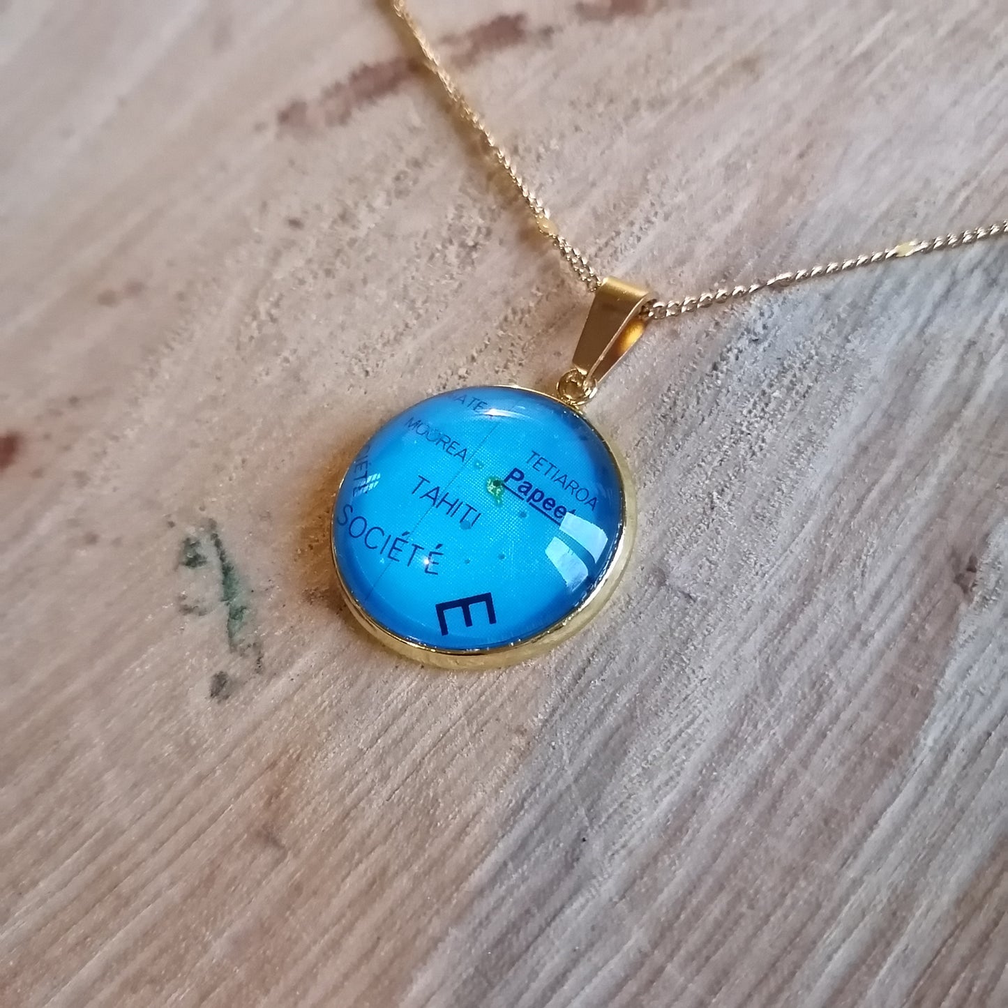 Collier avec sautoir cabochon 20mm - Recyclage carte routière Tahiti, Moorea, Tetiaroa (987) - Acier inoxydable doré