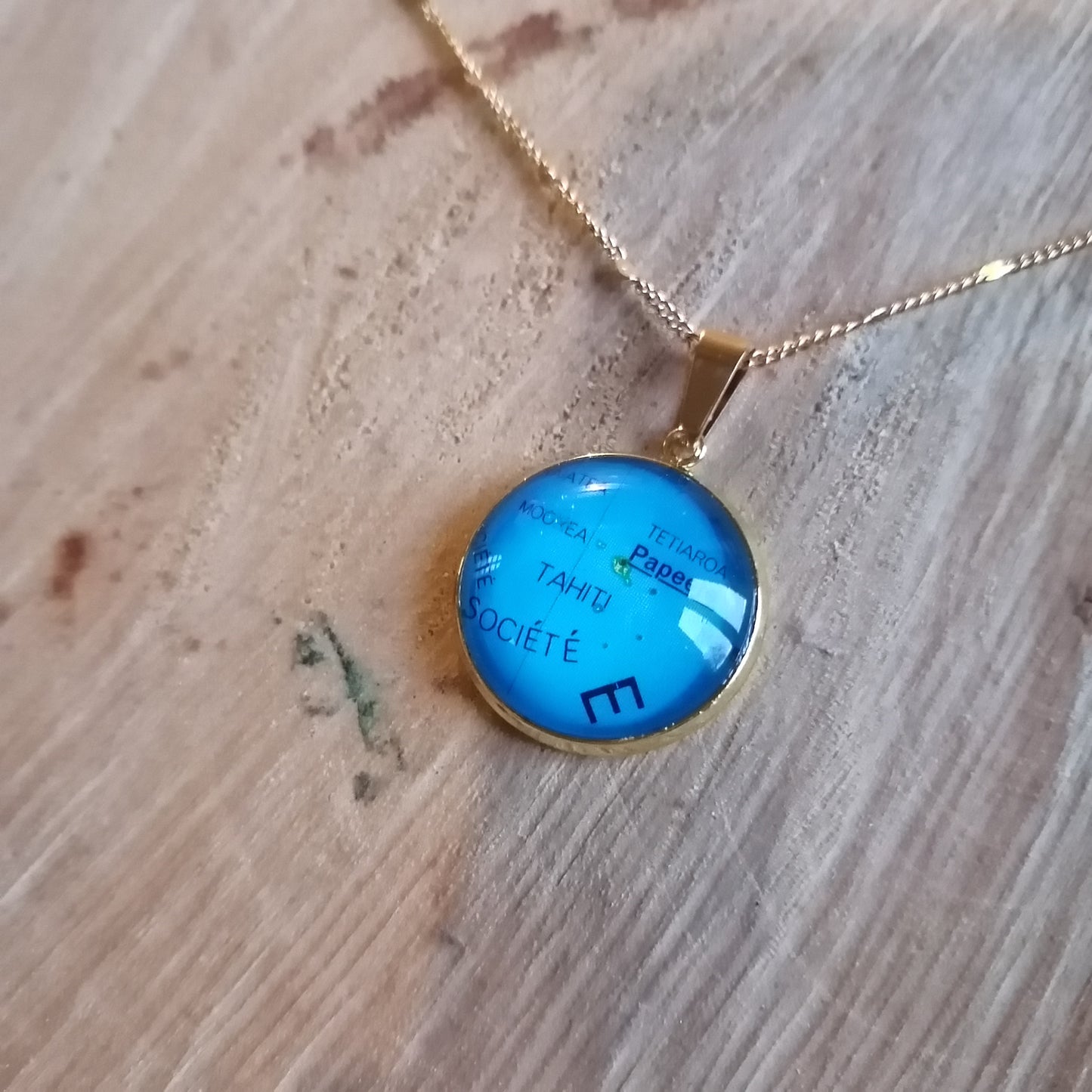 Collier avec sautoir cabochon 20mm - Recyclage carte routière Tahiti, Moorea, Tetiaroa (987) - Acier inoxydable doré