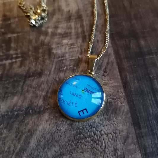 Collier avec sautoir cabochon 20mm - Recyclage carte routière Tahiti, Moorea, Tetiaroa (987) - Acier inoxydable doré