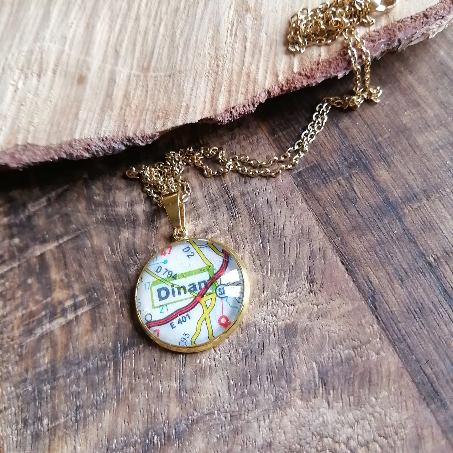 Collier avec sautoir cabochon 20mm - Recyclage carte routière Dinan (22) - Acier inoxydable doré