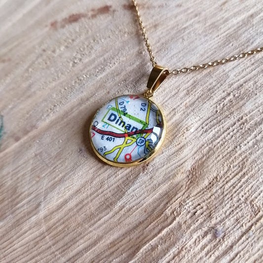 Collier avec sautoir cabochon 20mm - Recyclage carte routière Dinan (22) - Acier inoxydable doré