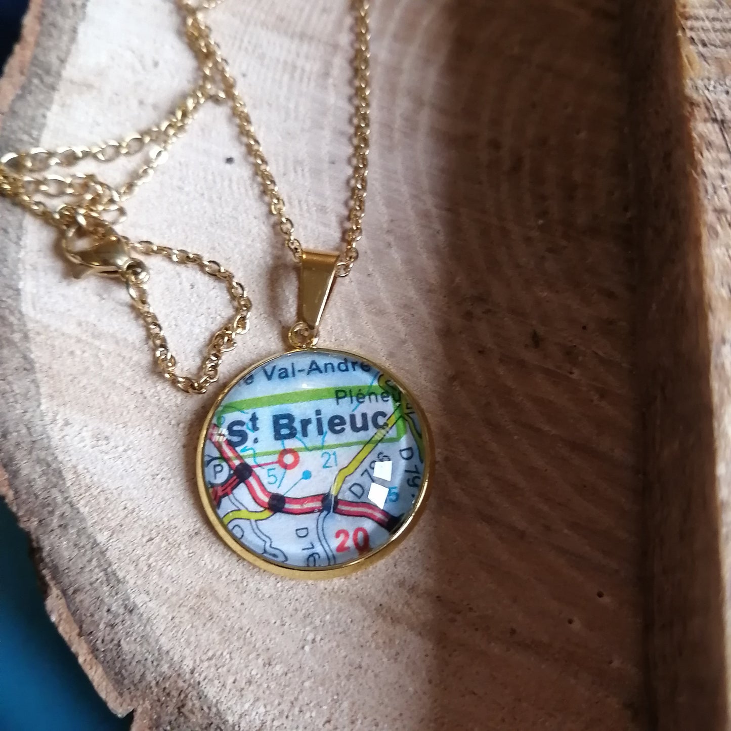 Collier avec sautoir cabochon 20mm - Recyclage carte routière Saint Brieuc (22) - Acier inoxydable doré
