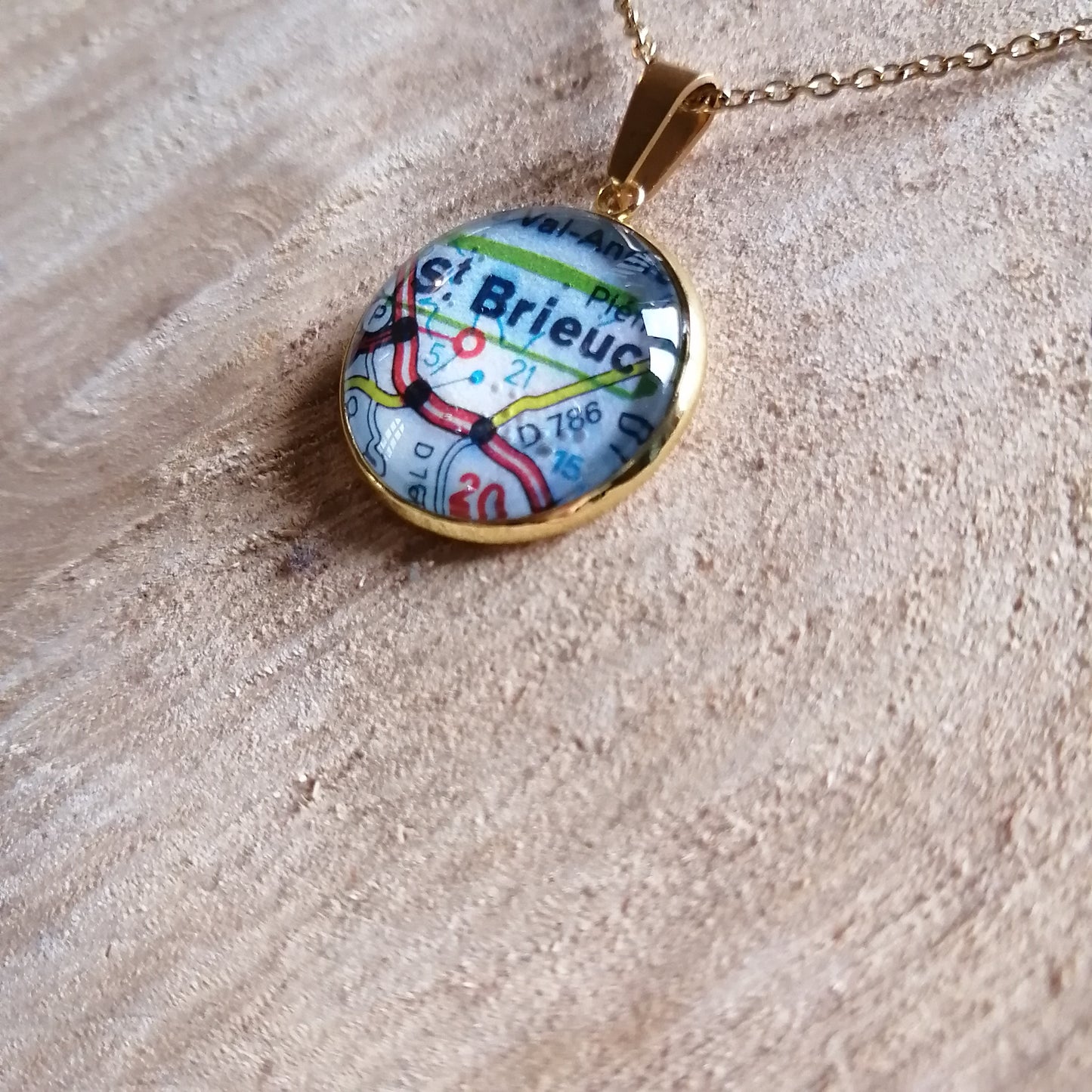 Collier avec sautoir cabochon 20mm - Recyclage carte routière Saint Brieuc (22) - Acier inoxydable doré