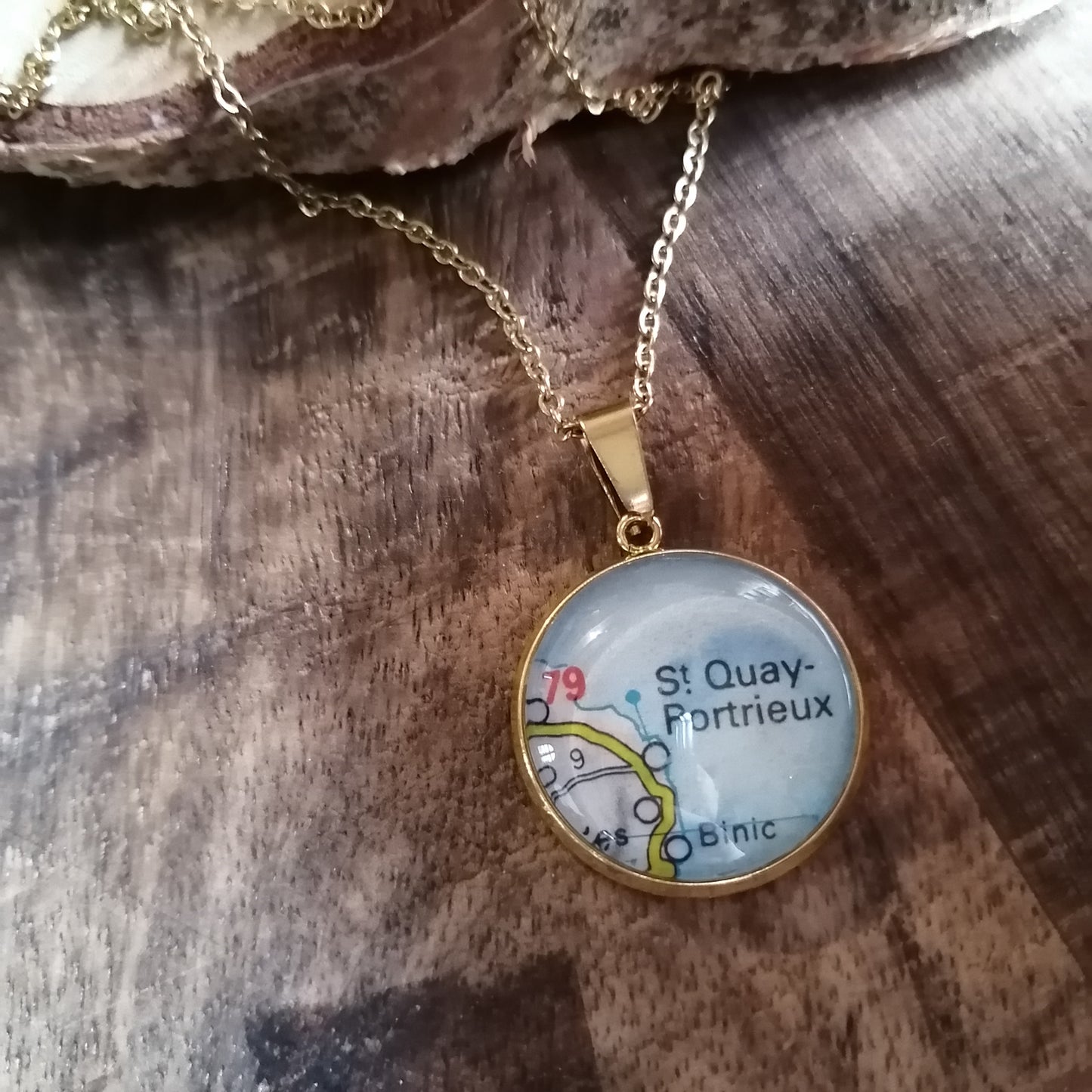 Collier avec sautoir cabochon 20mm - Recyclage carte routière Saint Quay-Portrieux, Binic (22) - Acier inoxydable doré