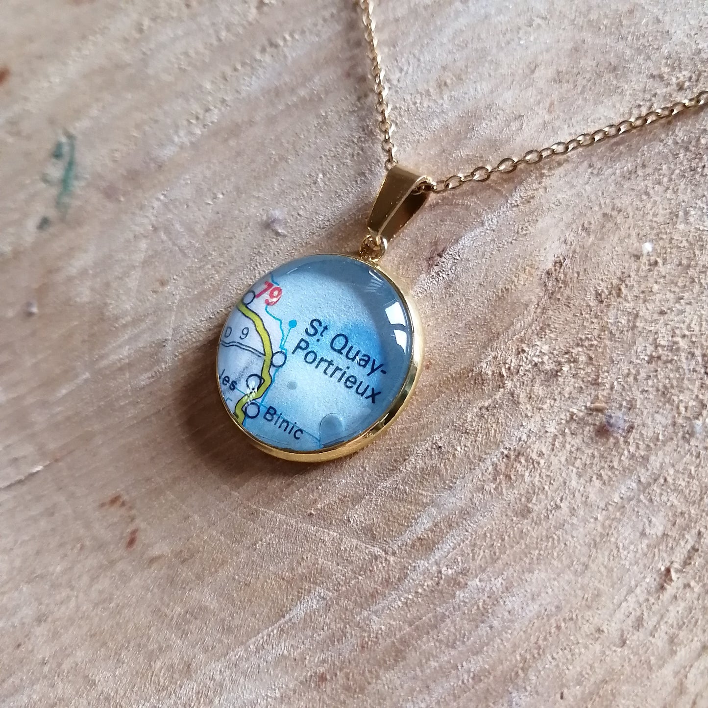 Collier avec sautoir cabochon 20mm - Recyclage carte routière Saint Quay-Portrieux, Binic (22) - Acier inoxydable doré