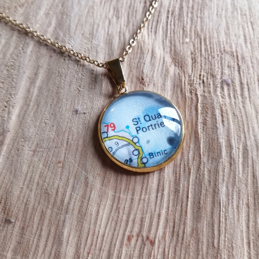 Collier avec sautoir cabochon 20mm - Recyclage carte routière Saint Quay-Portrieux, Binic (22) - Acier inoxydable doré