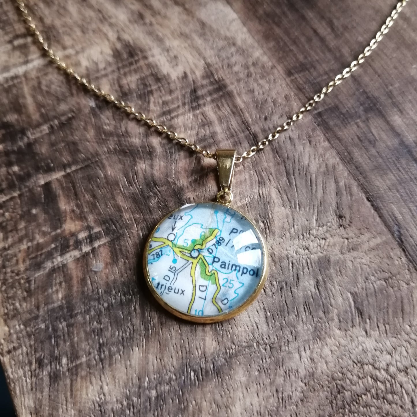 Collier avec sautoir cabochon 20mm - Recyclage carte routière Paimpol, Pointe de l'Arcouest (22) - Acier inoxydable doré
