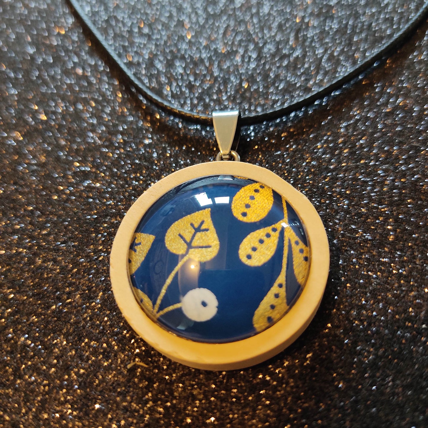 Collier cordon ciré et pendentif bois clair - feuilles dorées, fond bleu nuit