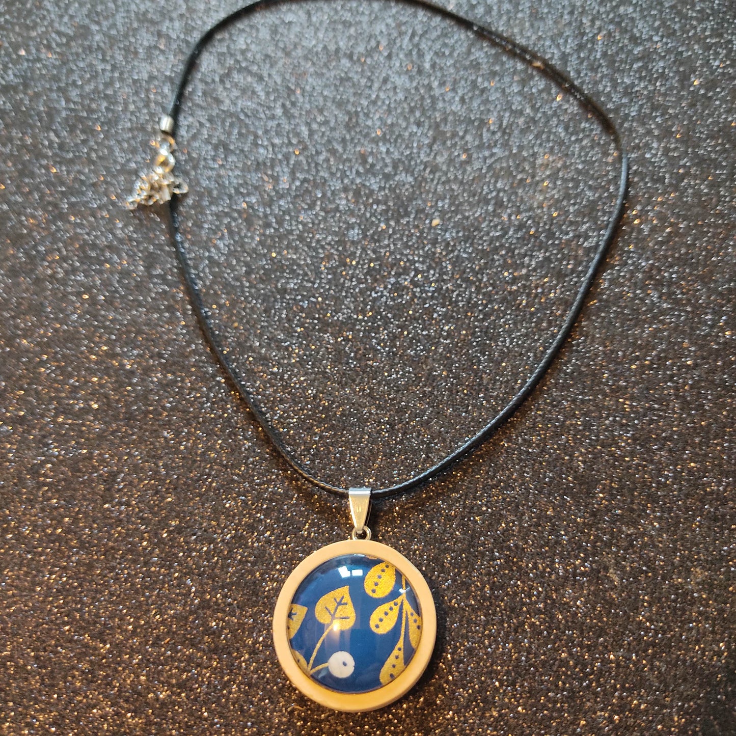 Collier cordon ciré et pendentif bois clair - feuilles dorées, fond bleu nuit
