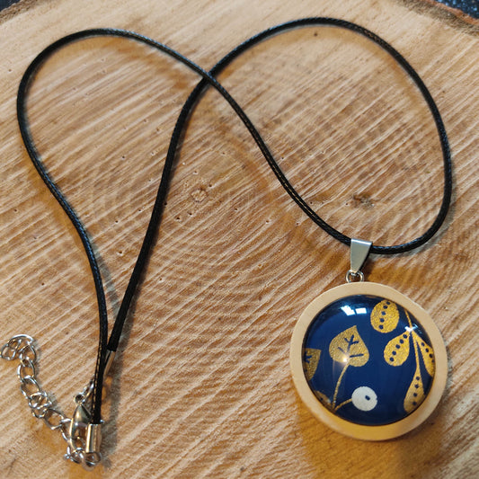 Collier cordon ciré et pendentif bois clair - feuilles dorées, fond bleu nuit