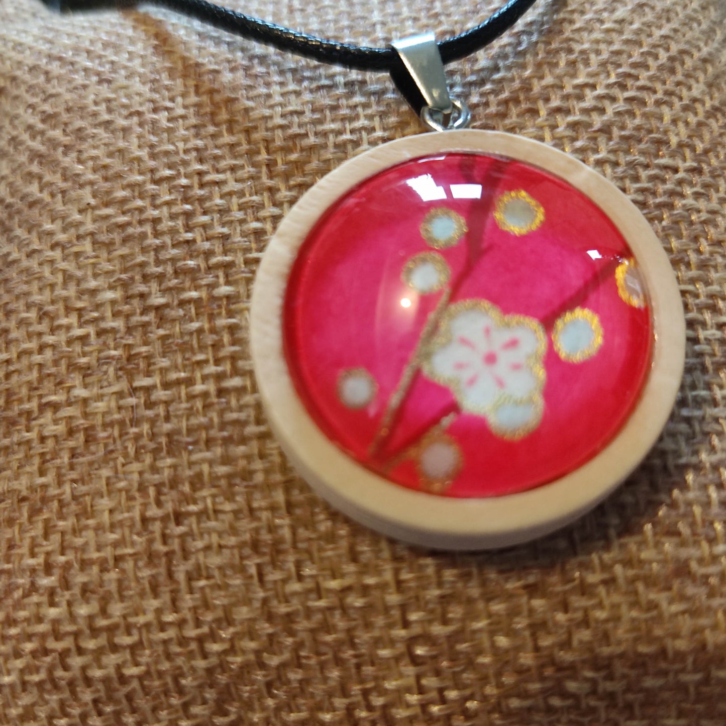 Collier cordon ciré et pendentif bois clair - papier japonais fleur blanches, fond rose