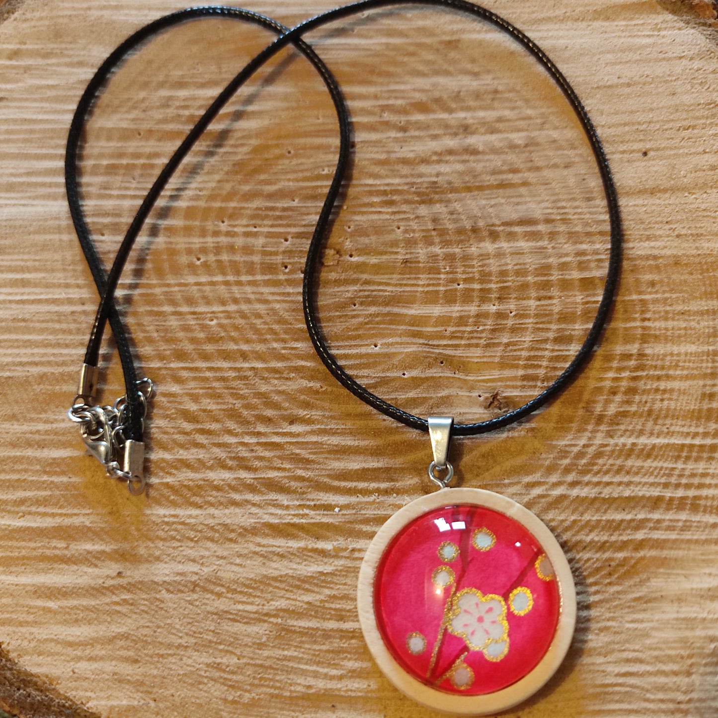Collier cordon ciré et pendentif bois clair - papier japonais fleur blanches, fond rose