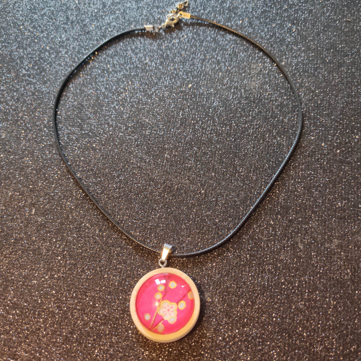 Collier cordon ciré et pendentif bois clair - papier japonais fleur blanches, fond rose