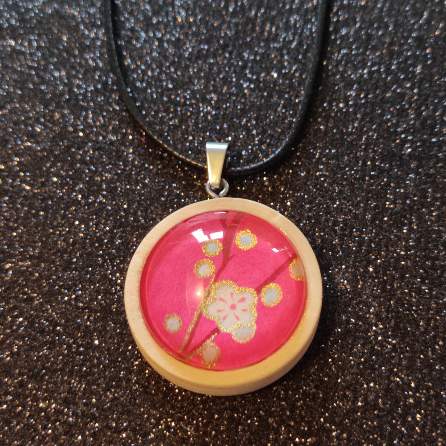 Collier cordon ciré et pendentif bois clair - papier japonais fleur blanches, fond rose