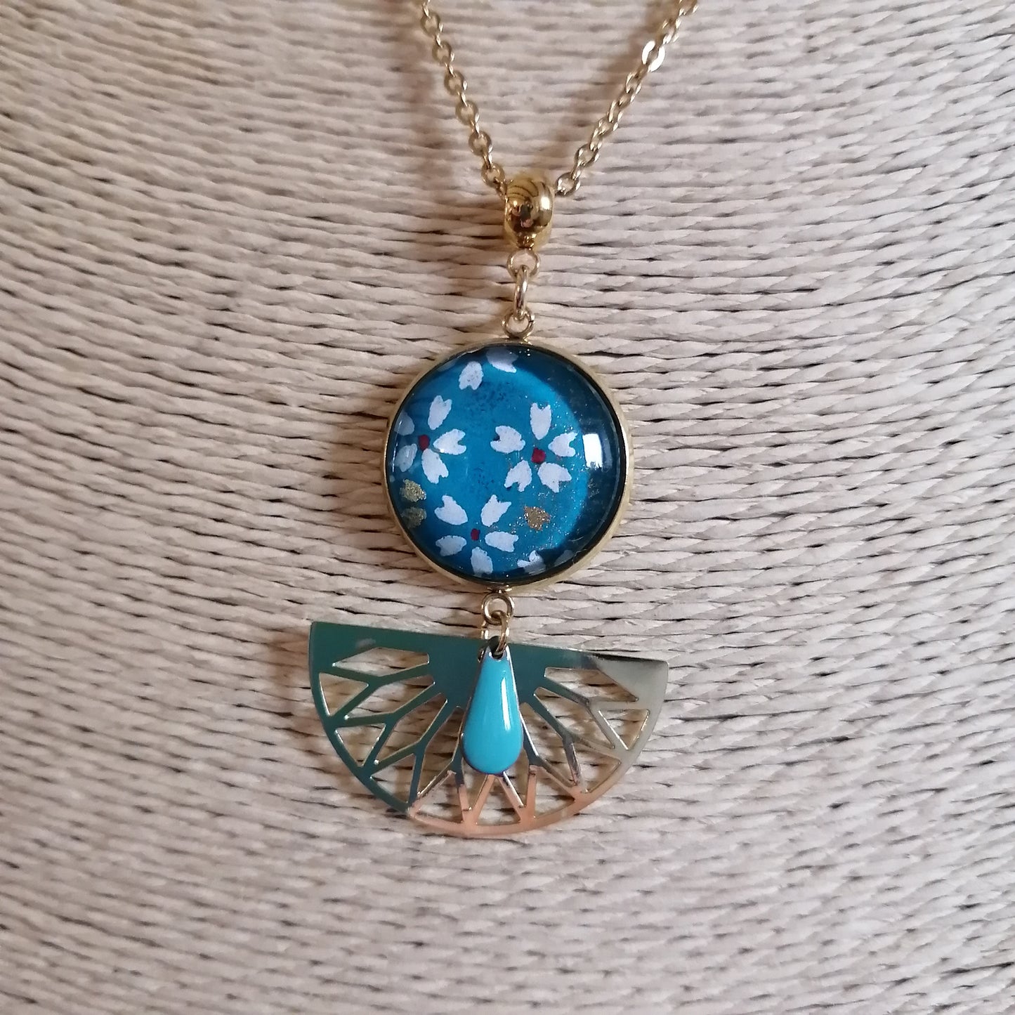 Collier avec sautoir cabochon 20mm en acier inoxydable doré - Papier japonais fleurs blanches, fond bleu