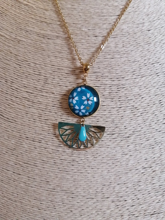 Collier avec sautoir cabochon 20mm en acier inoxydable doré - Papier japonais fleurs blanches, fond bleu