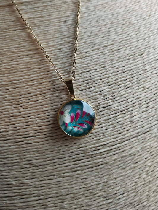 Collier avec sautoir cabochon 16mm en acier inoxydable doré - papier japonais fleurs violettes, blanches et dorées, fond vert