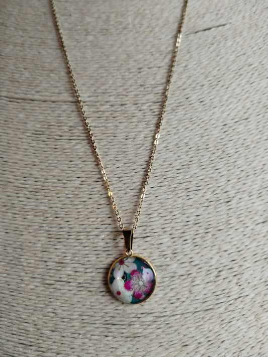 Collier avec sautoir cabochon 16mm en acier inoxydable doré - papier japonais fleurs violettes, blanches et dorées, fond vert
