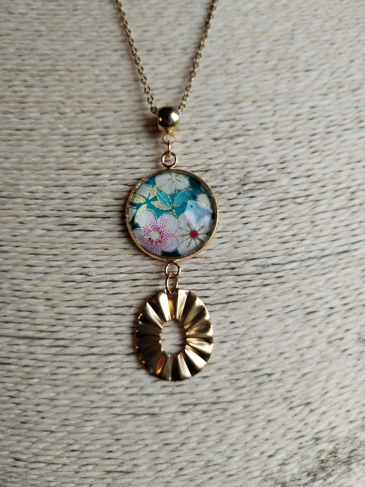 Collier avec sautoir cabochon 20mm en acier inoxydable doré - papier japonais fleurs violettes, blanches et dorées, fond vert