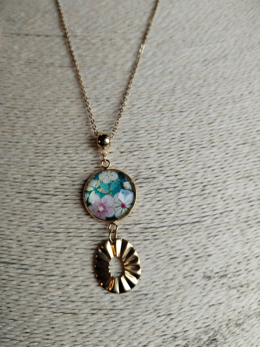 Collier avec sautoir cabochon 20mm en acier inoxydable doré - papier japonais fleurs violettes, blanches et dorées, fond vert