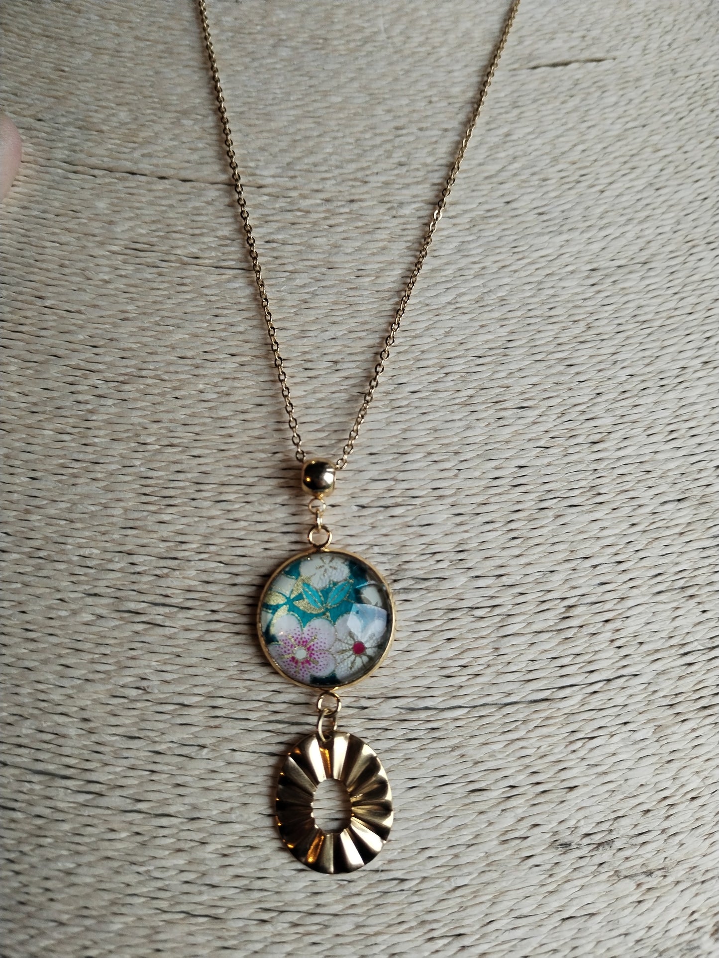Collier avec sautoir cabochon 20mm en acier inoxydable doré - papier japonais fleurs violettes, blanches et dorées, fond vert