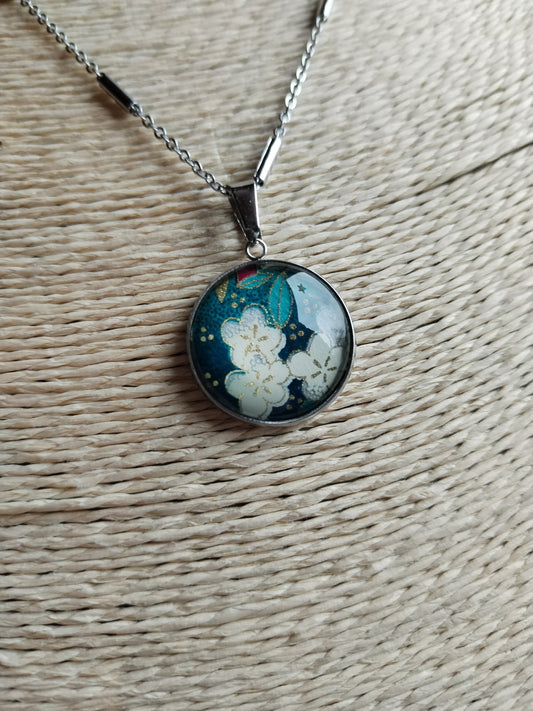Collier avec sautoir cabochon 20mm en acier inoxydable - papier japonais fleurs blanches et dorées, fond vert