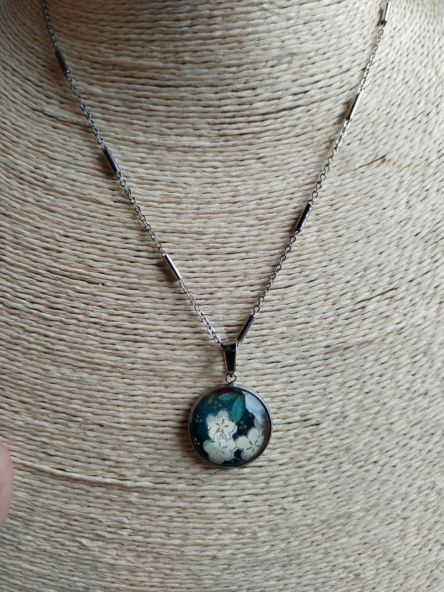 Collier avec sautoir cabochon 20mm en acier inoxydable - papier japonais fleurs blanches et dorées, fond vert
