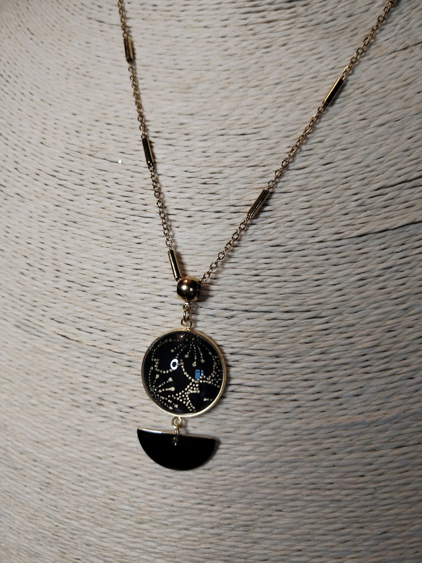 Collier avec sautoir cabochon 20mm en acier inoxydable doré - Papier japonais floral doré et fond noir - breloque demi-cercle noir