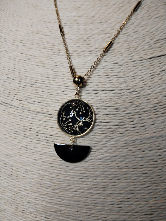 Collier avec sautoir cabochon 20mm en acier inoxydable doré - Papier japonais floral doré et fond noir - breloque demi-cercle noir