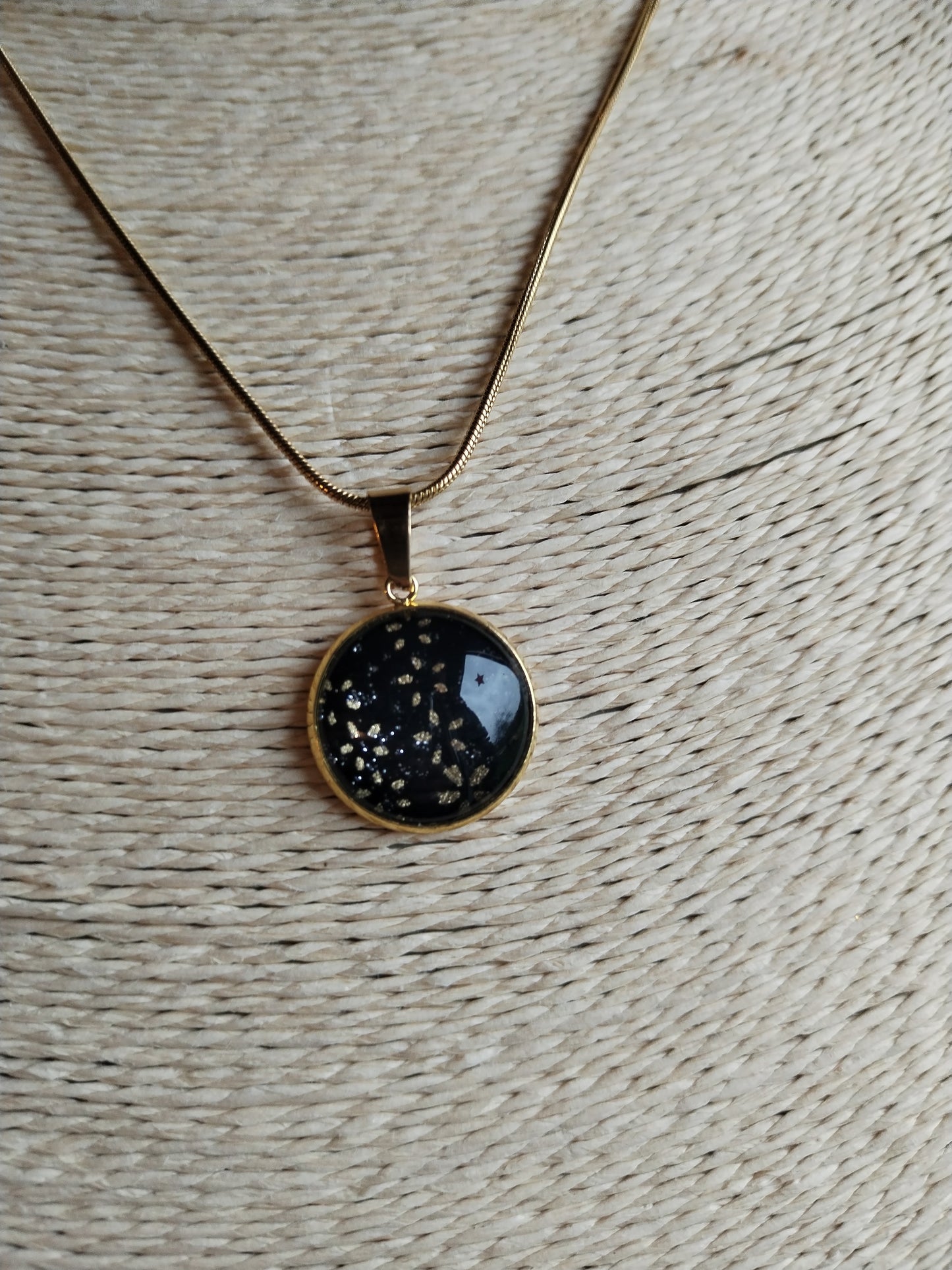 Collier avec sautoir cabochon 18mm en acier inoxydable doré - Papier japonais floral doré et fond noir