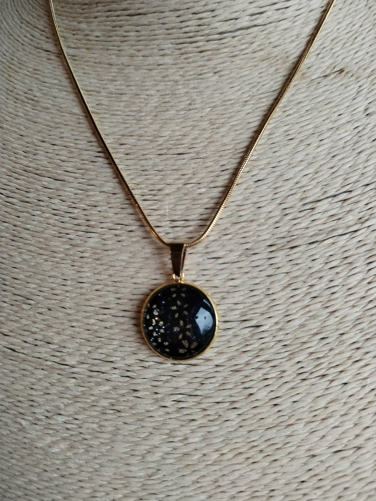 Collier avec sautoir cabochon 18mm en acier inoxydable doré - Papier japonais floral doré et fond noir