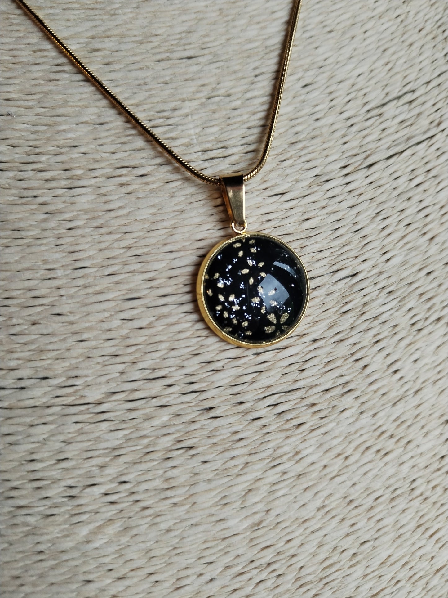 Collier avec sautoir cabochon 18mm en acier inoxydable doré - Papier japonais floral doré et fond noir