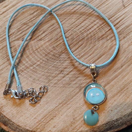 Collier enfant - arc en ciel, fond bleu glacier