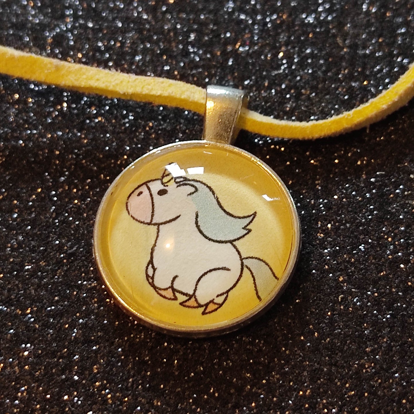 Collier enfant - licorne, fond jaune pastel