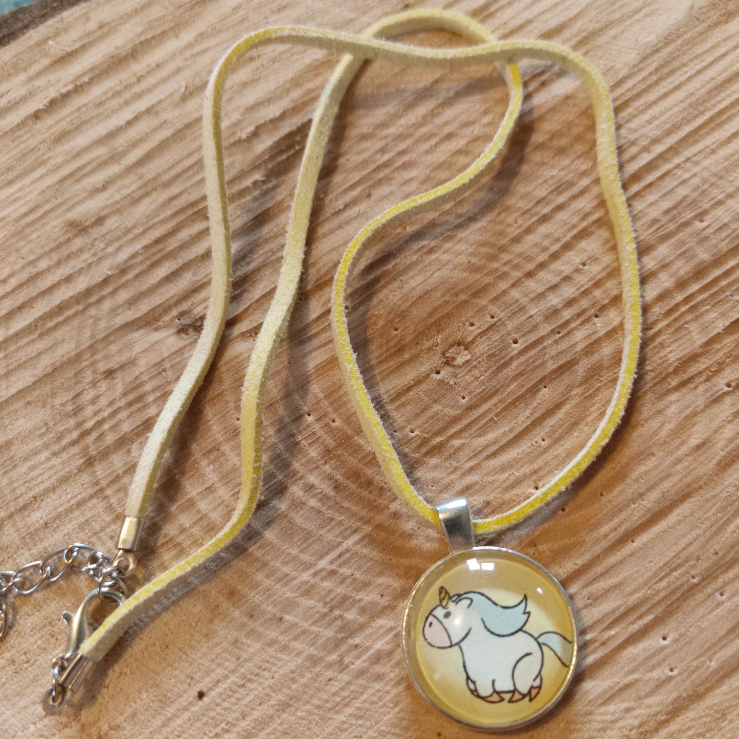 Collier enfant - licorne, fond jaune pastel